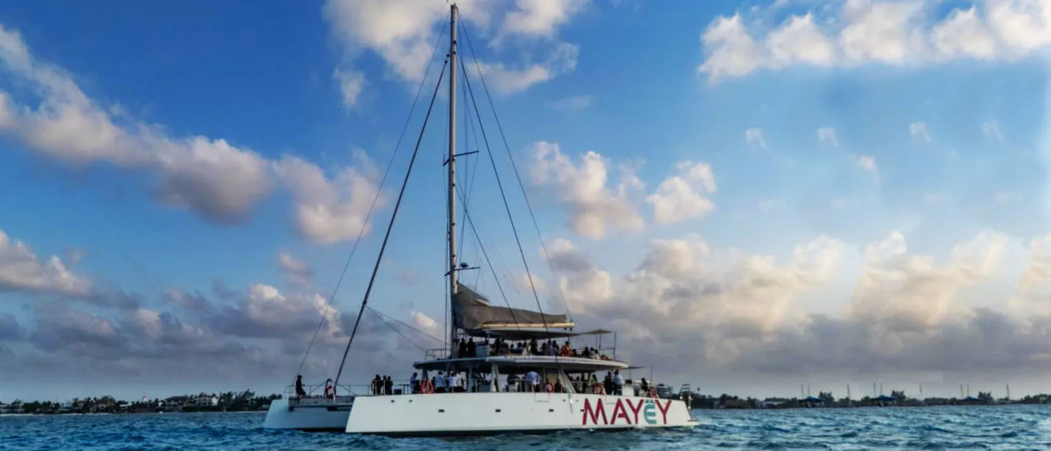 Sunset Cancún Mayëy premium catamaran dinner with open bar and live music
