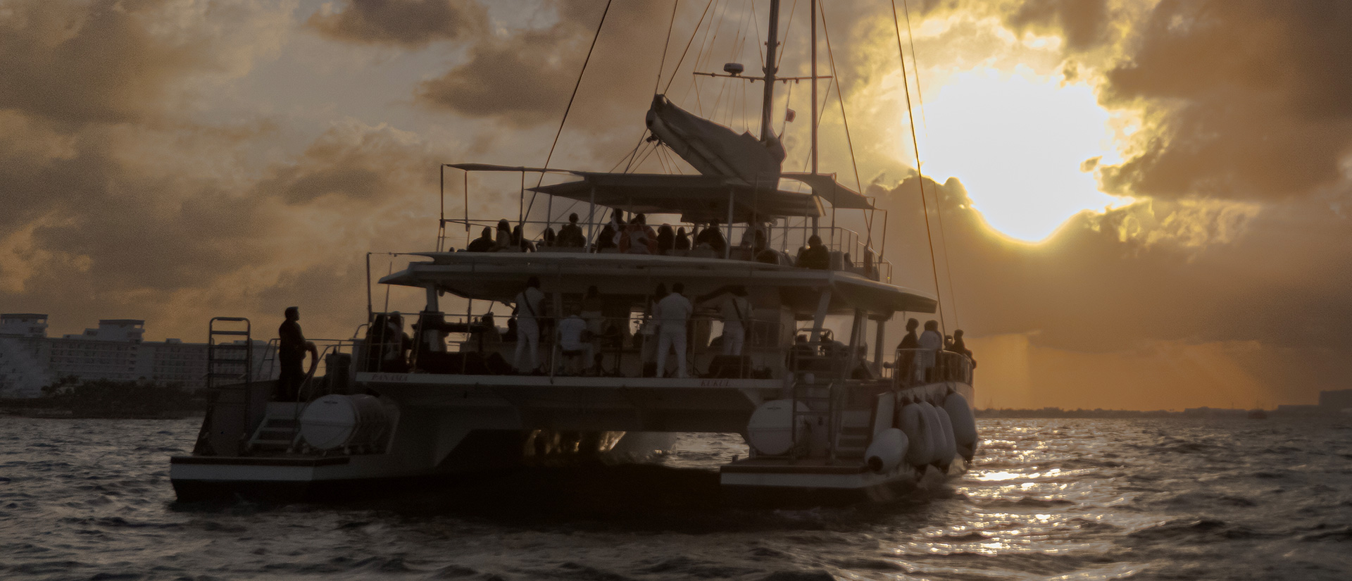Cena Romántica en Catamarán Privado en Cancún con MAYEY